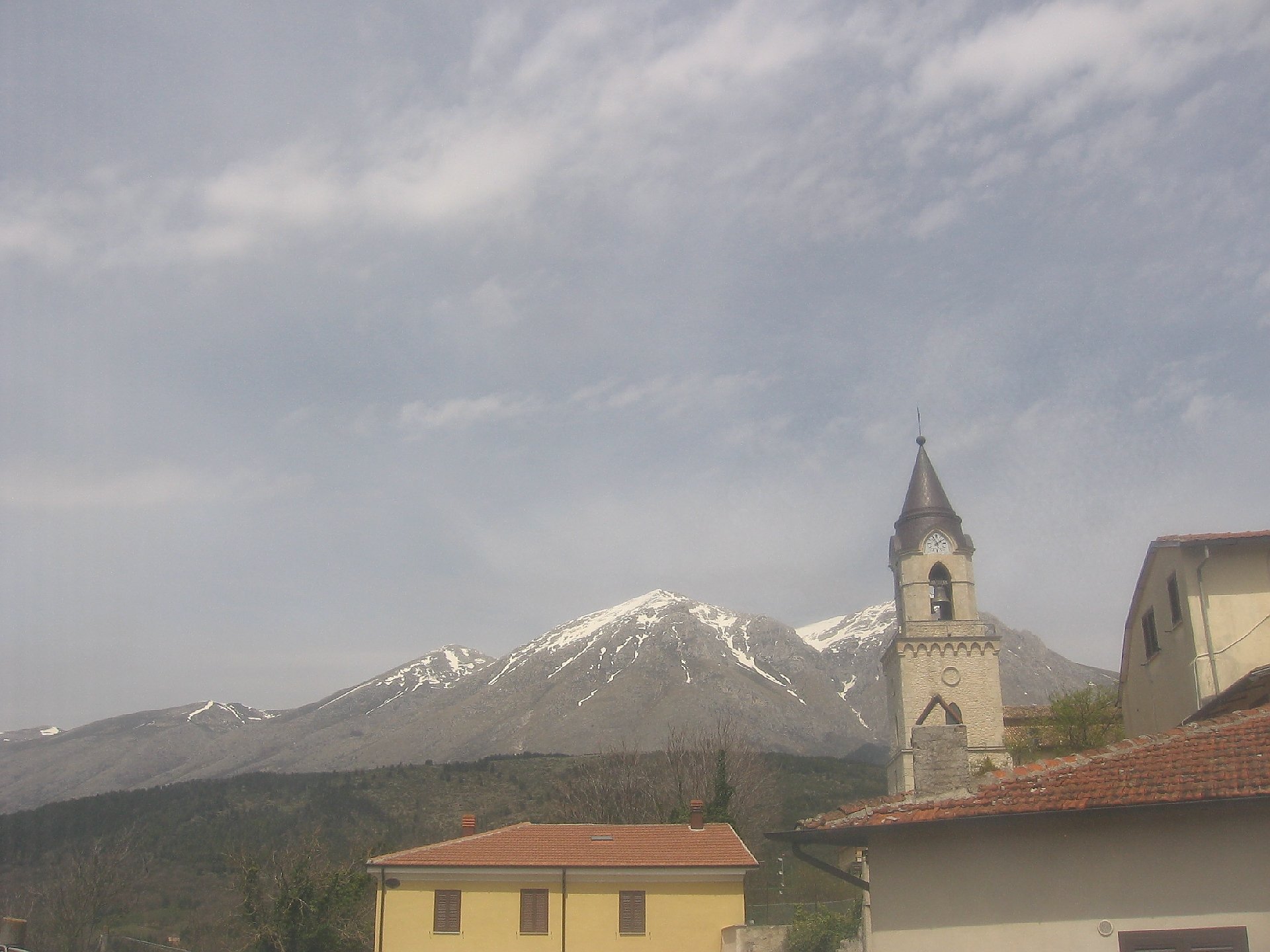 webcam comune di Magliano dei Marsi (AQ) 740 m slm - vista a Nord verso il Monte Velino 2487 m slm , Abruzzo Italy